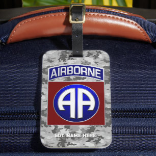 im Flugzeug Division All American Personalizable Gepäckanhänger