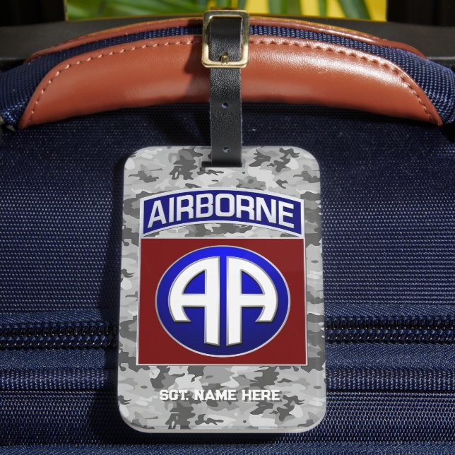 im Flugzeug Division All American Personalizable Gepäckanhänger (Vorderseite Insitu 2)