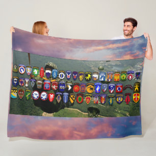 IM FLUGZEUG EINHEITEN FLEECEDECKE