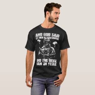 im Flugzeug Fallschirmjäger 82. der im Flugzeug im T-Shirt