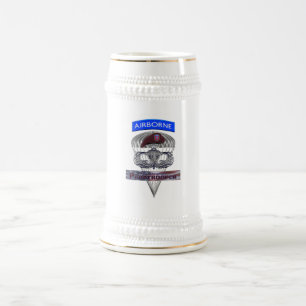 im Flugzeug Jumper mit amerikanischer Flagge Bierglas