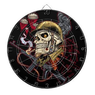 Im Flugzeug oder Marinefallschirmjäger-Schädel mit Dartscheibe