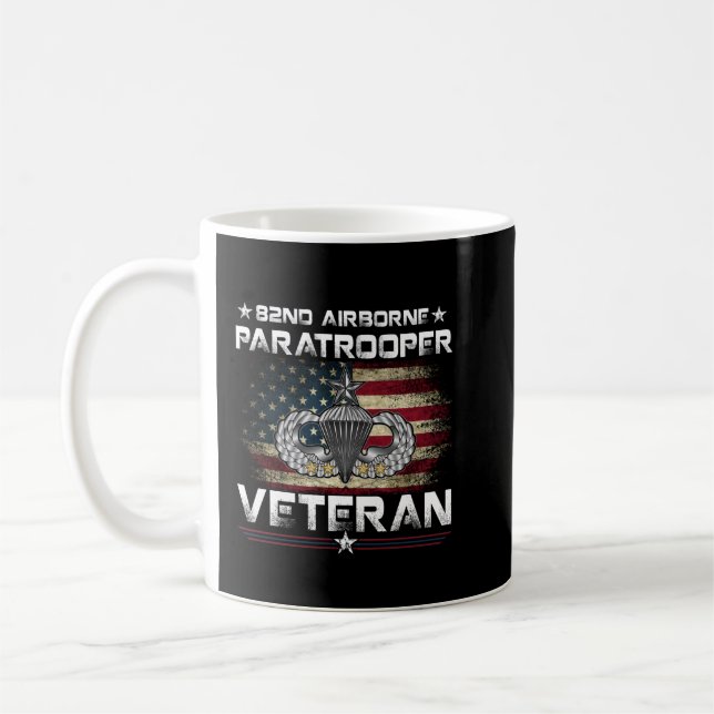 im Flugzeug Paratrooper-Veteran Kaffeetasse (Links)