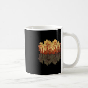Im Freien fallen Bäume wild lebender Tiere, die di Kaffeetasse