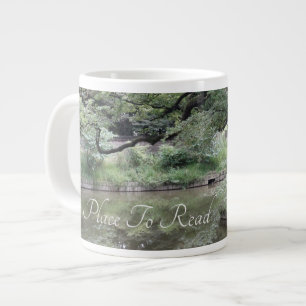Im Garten ist ein Ort zum Lesen auf einem Jumbo-Tasse