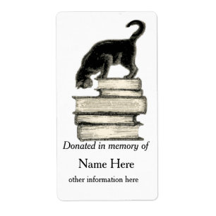 Im Gedenken an Katze auf dem Stapel der Bücher des