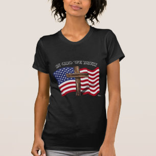 Im Gott vertrauen wir mit schroffem Kreuz und T-Shirt