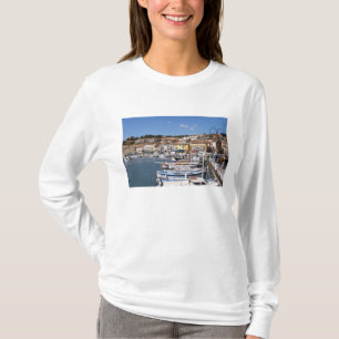 Im Hafen im Dorf Cassis. Fischerei und T-Shirt