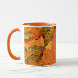 Im Herbst bleibt die dekorierte Tasse für warme Ge
