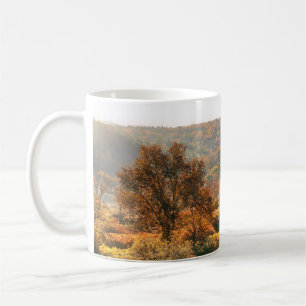 Im Herbst wird der Morgen mit farbenfrohen Blätter Kaffeetasse
