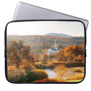 Im Herbst wird der Morgen mit farbenfrohen Blätter Laptopschutzhülle