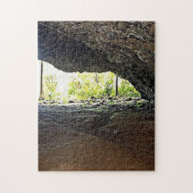 Im Inneren der Höhle, die zu einem