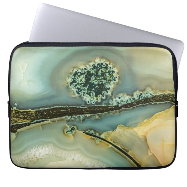 Im Inneren eines halb wertvollen Steins Laptopschutzhülle (Vorderseite)