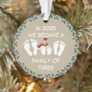 Im Jahr 2025 wurden wir eine Familie von drei Ornament