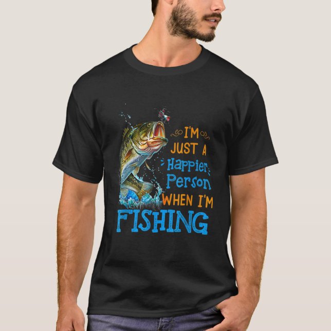 I'm Just A Happier Person When I'm Fishing T-Shirt (Vorderseite)