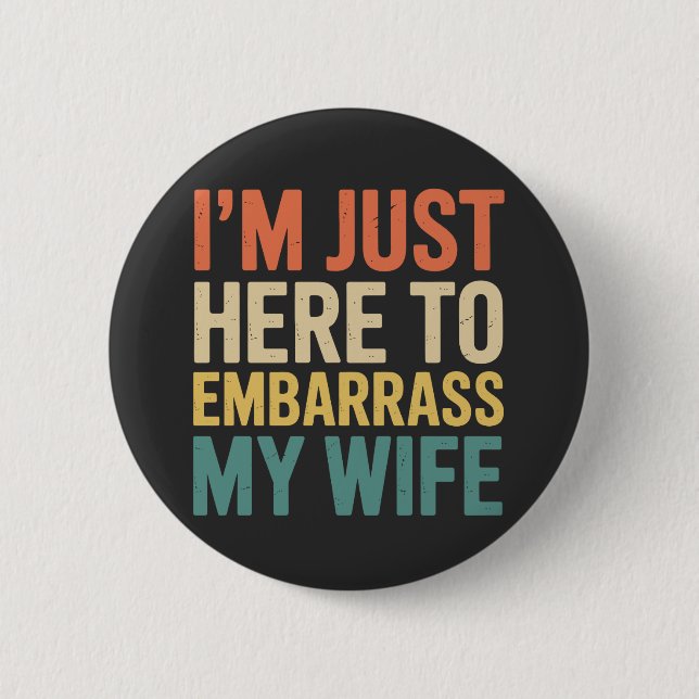 I'm Just Here To Embarrass My Wife Funny Husband  Button (Vorderseite)
