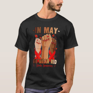 Im Mai tragen wir eine Hand mit rotem Schlaganfall T-Shirt