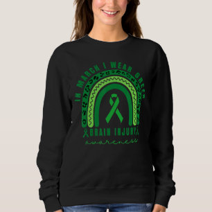 Im März trage ich eine Gehirnverletzung mit grünem Sweatshirt