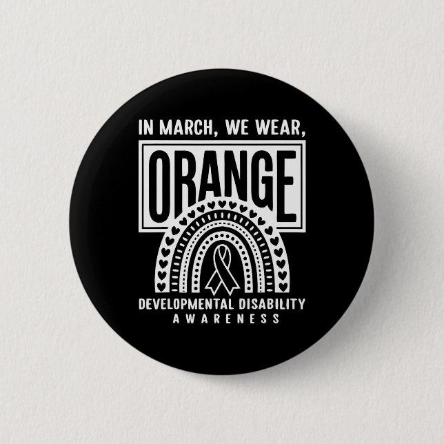 Im März tragen wir eine orange Entwicklungsbehinde Button (Vorderseite)