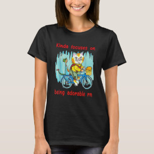 Im Moment ziemlich auf Süßsein fokussiert Katze V T-Shirt