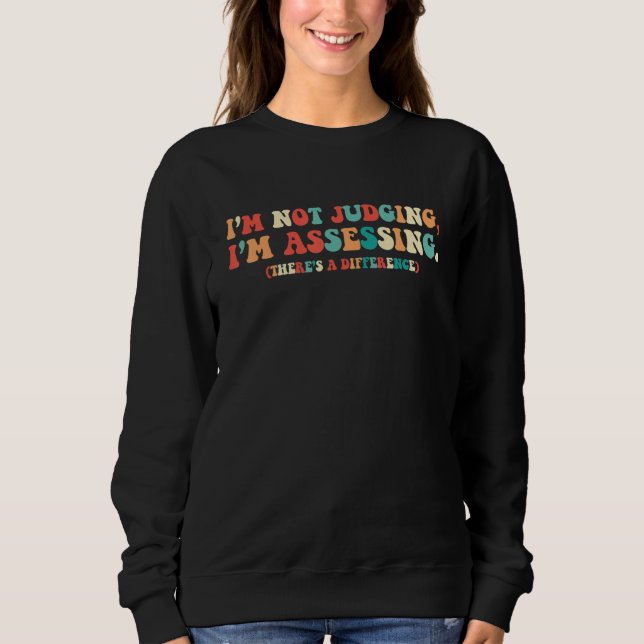 I'm Not Judging, I'm Assessing. A Funny Social Wor Sweatshirt (Vorderseite)