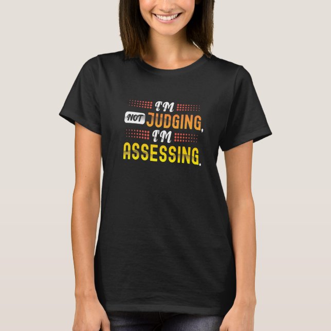 I'm Not Judging, I'm Assessing. A Funny Social Wor T-Shirt (Vorderseite)