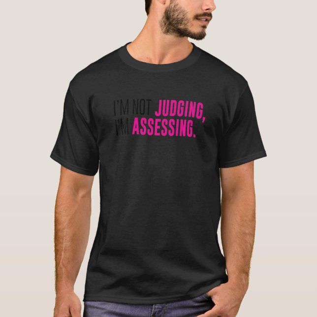 I'm Not Judging I'm Assessing Funny Sarcasm Premiu T-Shirt (Vorderseite)