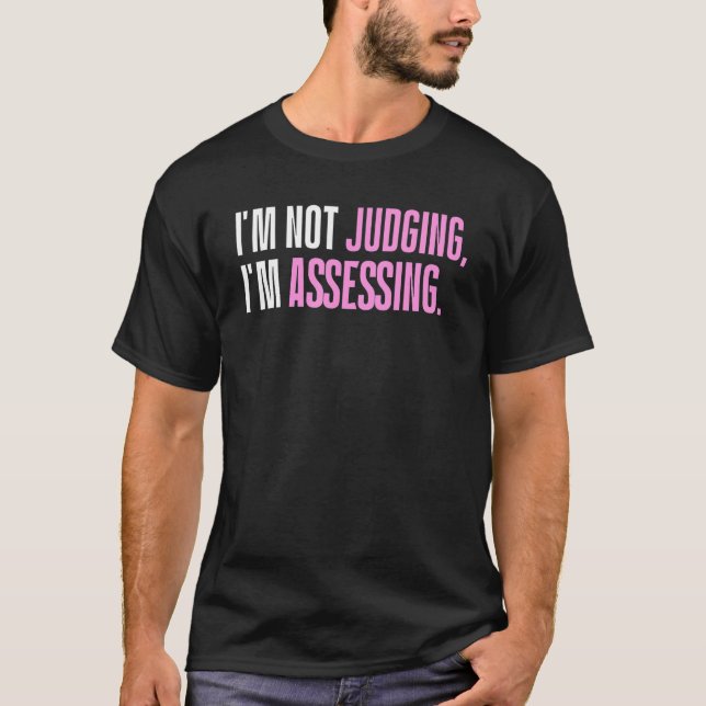 I'm Not Judging I'm Assessing Funny Saying_1 T-Shirt (Vorderseite)
