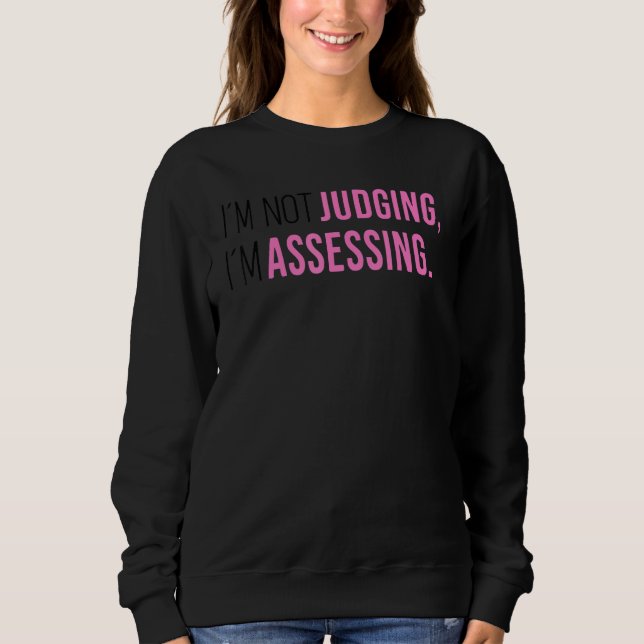 I'm Not Judging I'm Assessing Funny Saying Men Wom Sweatshirt (Vorderseite)