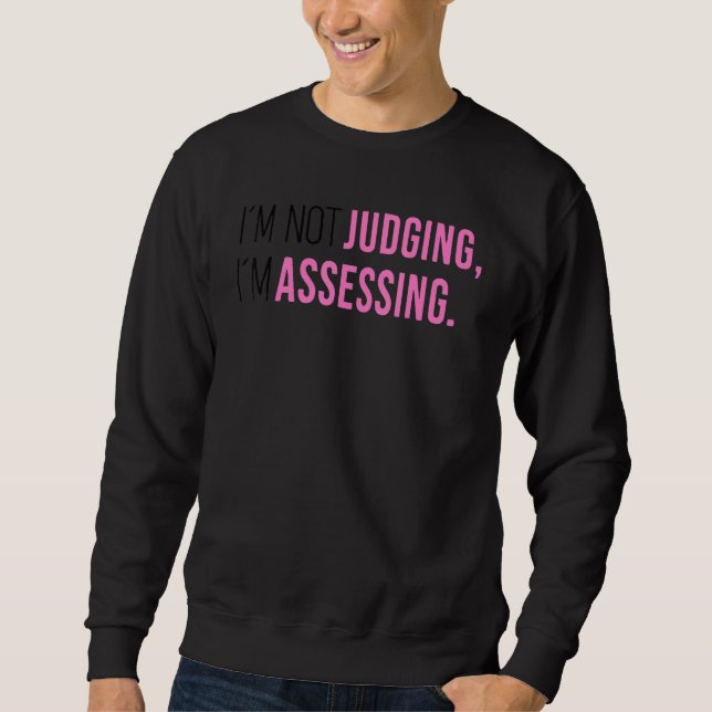 I'm Not Judging I'm Assessing Funny Saying Men Wom Sweatshirt (Vorderseite)