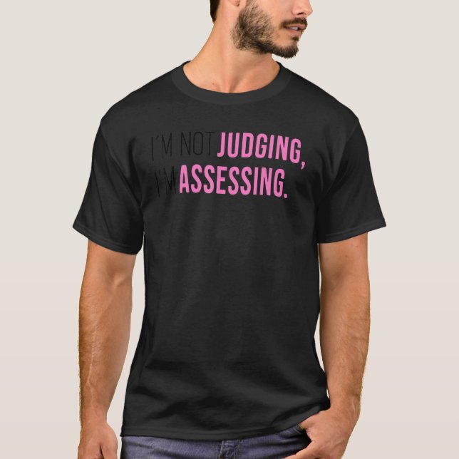 I'm Not Judging I'm Assessing Funny Saying Men Wom T-Shirt (Vorderseite)