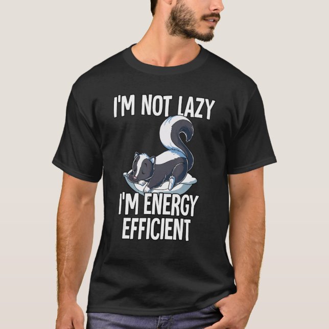 Im Not Lazy Im Energy Efficient Skunk T-Shirt (Vorderseite)