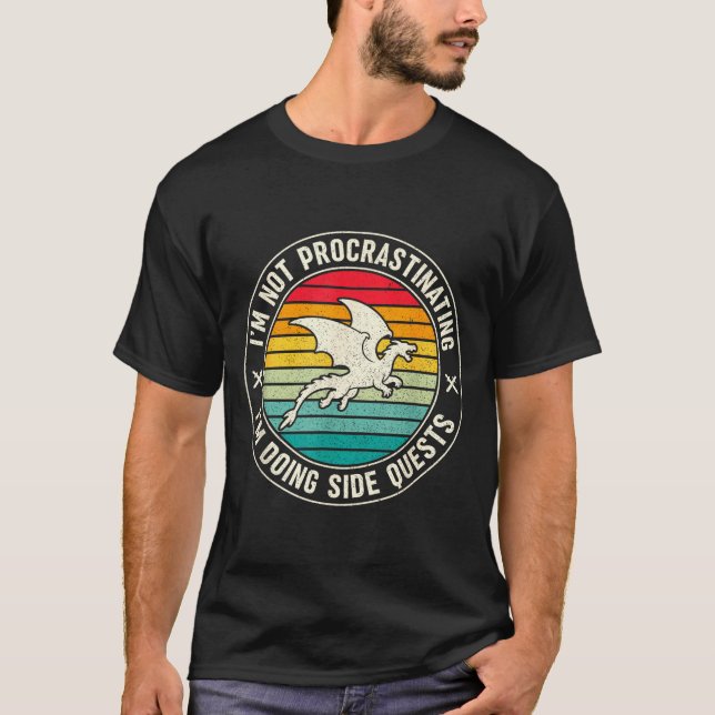 I'm Not Procrastinating I'm Doing Side Quests Drag T-Shirt (Vorderseite)
