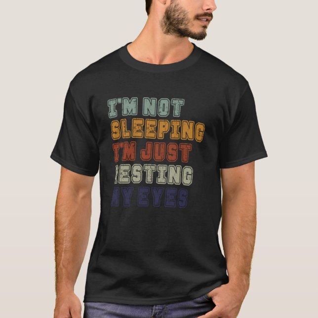 I'm Not Sleeping I'm Just Resting My Eyes T-Shirt (Vorderseite)
