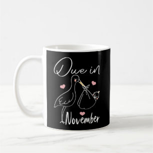Im November fällig Lustiger Schwan trägt ein süßes Kaffeetasse