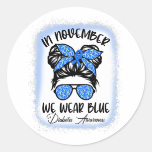 Im November tragen wir Blue Messy Bun Diabetes Awa Runder Aufkleber