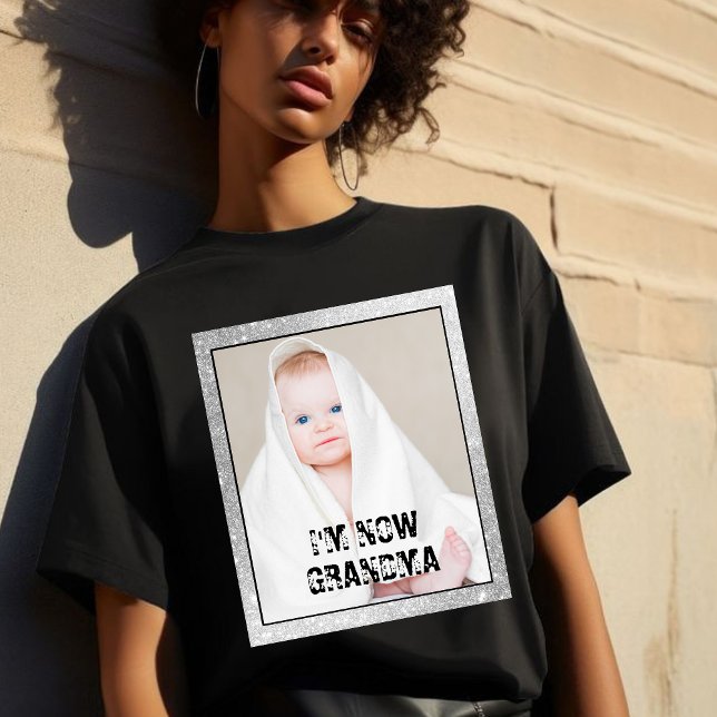 I'M NOW GRANDMA & custom grandchild photo T-Shirt (Von Creator hochgeladen)