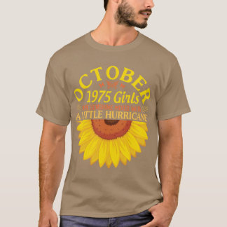 Im Oktober 1975 werden Mädchen mit einem Stück Son T-Shirt