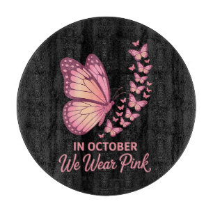 im Oktober rosa Brust Schmetterling Schneidebrett