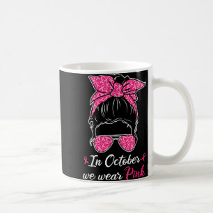 Im Oktober tragen wir ein pinkfarbenes Brustkrebsb Kaffeetasse
