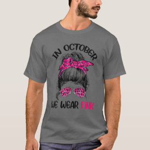 Im Oktober tragen wir ein pinkfarbenes Brustkrebsb T-Shirt
