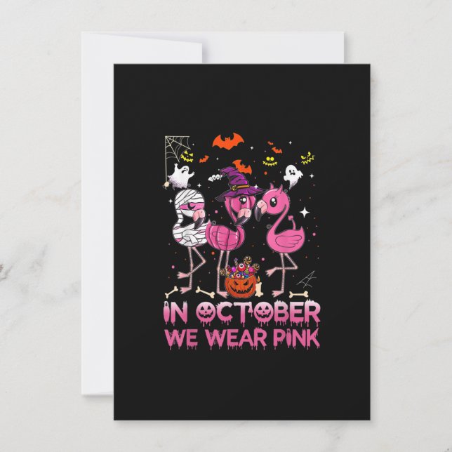 Im Oktober tragen wir eine rosa Flamingo Halloween Einladung (Vorderseite)