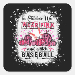 Im Oktober tragen wir pink Baseball BreastCancer A Quadratischer Aufkleber