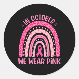 Im Oktober tragen wir Pink Boho Rainbow Breast Can Runder Aufkleber