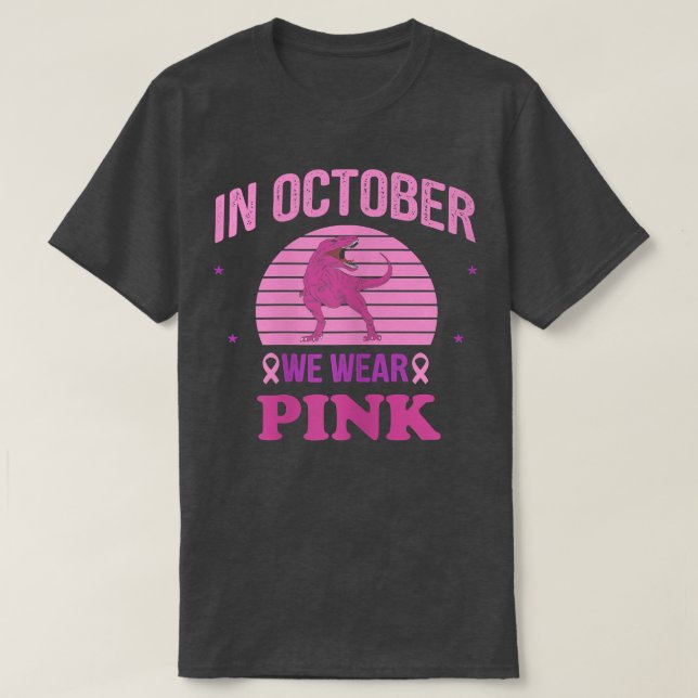 Im Oktober tragen wir Pink-Dinosaurier, Hexenbrust T-Shirt (Design vorne)