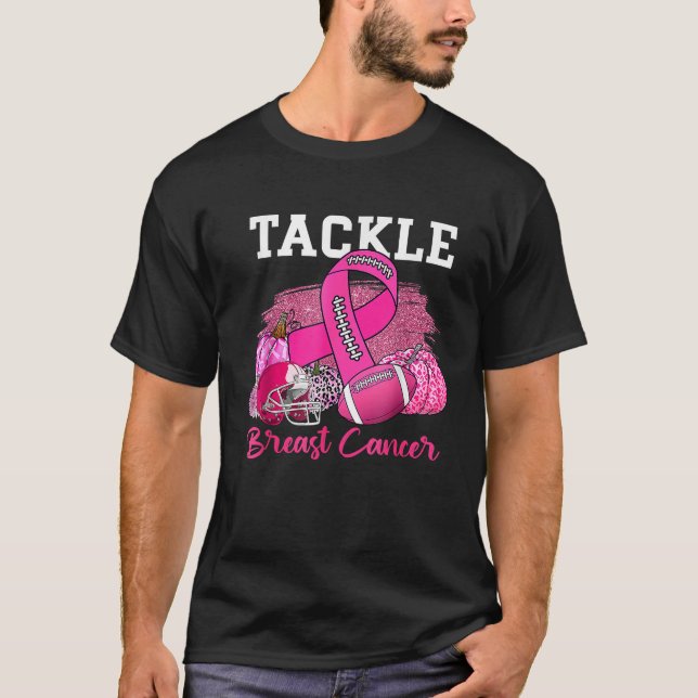 Im Oktober tragen wir Pink Football Pumpkin Brust  T-Shirt (Vorderseite)