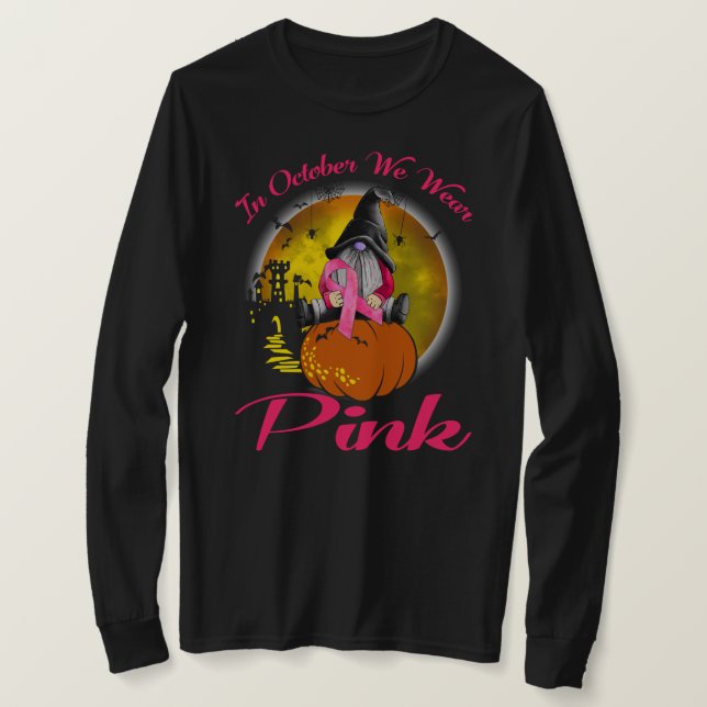 Im Oktober tragen wir Pink Funny Gnomes Halloween  T-Shirt (Design vorne)