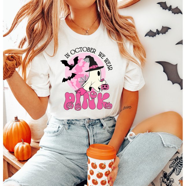 Im Oktober tragen wir Pink Ghost Halloween T-Shirt (Von Creator hochgeladen)