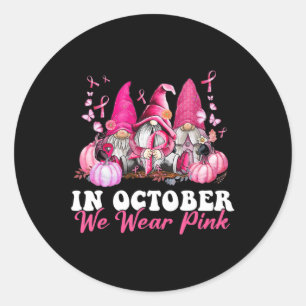 Im Oktober tragen wir Pink Gnome Breast Cancer Awa Runder Aufkleber