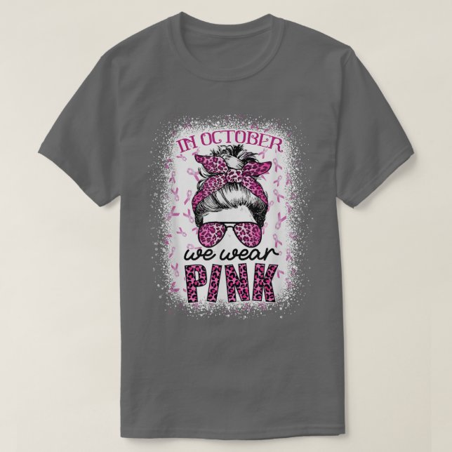 Im Oktober tragen wir Pink Messy Bun Pink Leopard  T-Shirt (Design vorne)